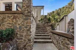 8050 Jovenita Canyon Dr, Los Angeles, CA 90046 - Photo 3