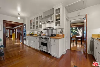 8050 Jovenita Canyon Dr, Los Angeles, CA 90046 - Photo 11