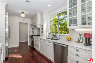 8606 Allenwood Rd, Los Angeles, CA 90046 - Photo 9