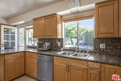 2546 Cordelia Rd, Los Angeles, CA 90049 - Photo 25