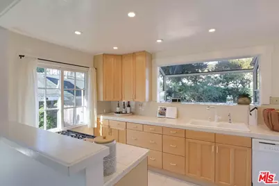 918 N Milpas St, Santa Barbara, CA 93103 - Photo 11