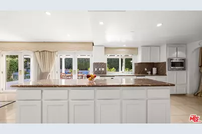 16230 Meadowcrest Rd, Sherman Oaks, CA 91403 - Photo 9