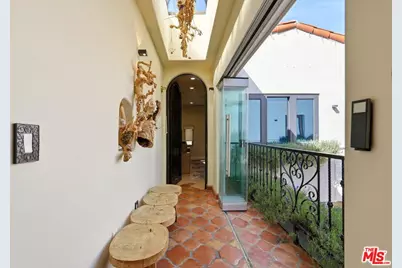 8237 Roxbury Rd, Los Angeles, CA 90069 - Photo 37
