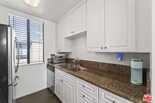 7320 Hawthorn Ave, Los Angeles, CA 90046 - Photo 13