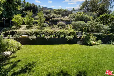 327 E Rustic Rd, Santa Monica, CA 90402 - Photo 27