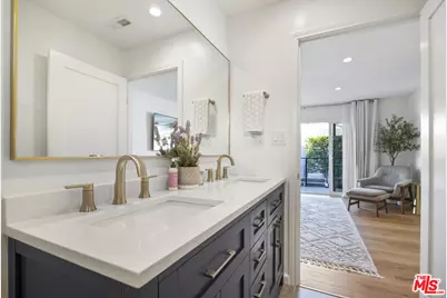 11595 Morrison St, Valley Village, CA 91601 - Photo 21