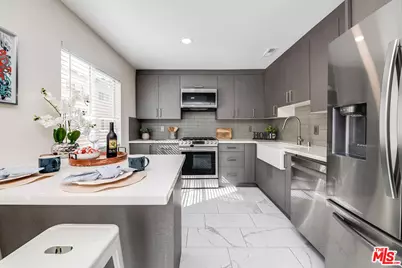 8024 Via Pompeii, Burbank, CA 91504 - Photo 11