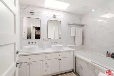 8260 Oakwood Ave, Los Angeles, CA 90048 - Photo 31