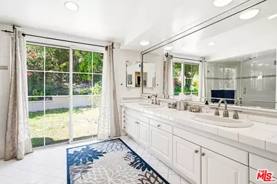 20209 Wells Dr, Woodland Hills, CA 91364 - Photo 19