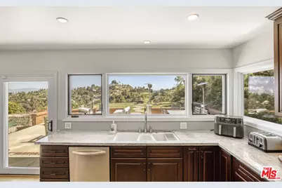 3970 Ellenita Ave, Tarzana, CA 91356 - Photo 13