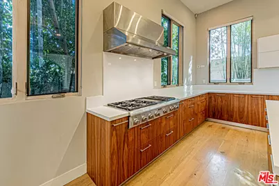 310 N Lucerne Blvd, Los Angeles, CA 90004 - Photo 17