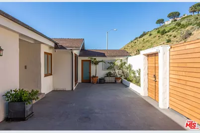 23018 Pacific Coast Hwy, Malibu, CA 90265 - Photo 7