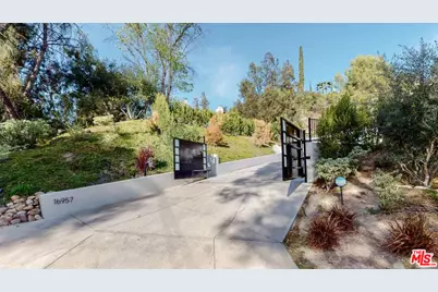 16957 Mooncrest Dr, Encino, CA 91436 - Photo 5