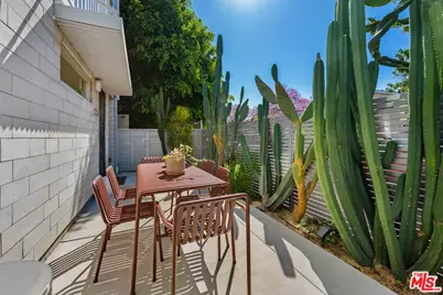 6024 W Beachwood Ln, Los Angeles, CA 90038 - Photo 3