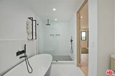 5134 Medina Rd, Woodland Hills, CA 91364 - Photo 17