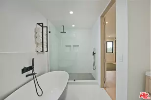 5134 Medina Rd, Woodland Hills, CA 91364 - Photo 17