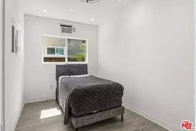 7020 Oakdale Ave, Winnetka, CA 91306 - Photo 19