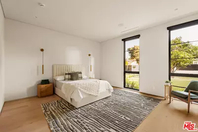 22821 Collins St, Woodland Hills, CA 91367 - Photo 31