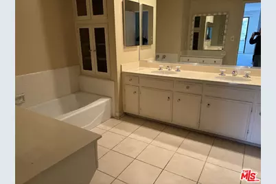 8568 Burton Way #206, Los Angeles, CA 90048 - Photo 7