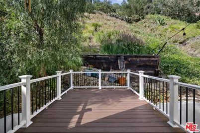 9827 Yoakum Dr, Beverly Hills, CA 90210 - Photo 21