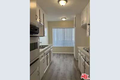 7521 Hampton Ave #210, West Hollywood, CA 90046 - Photo 3