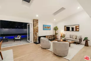 22649 Mulholland Dr, Woodland Hills, CA 91364 - Photo 19