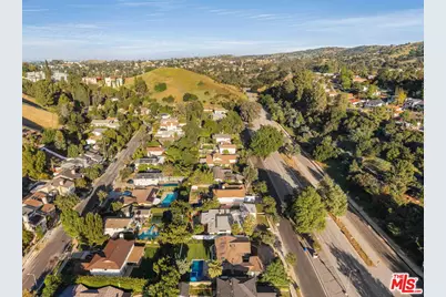 22649 Mulholland Dr, Woodland Hills, CA 91364 - Photo 65