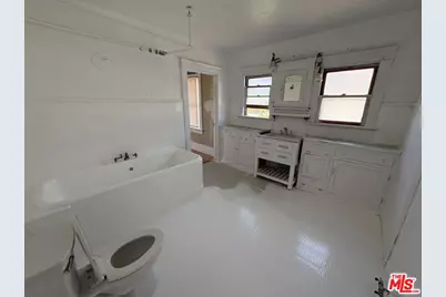 2320 W 25th St, Los Angeles, CA 90018 - Photo 23