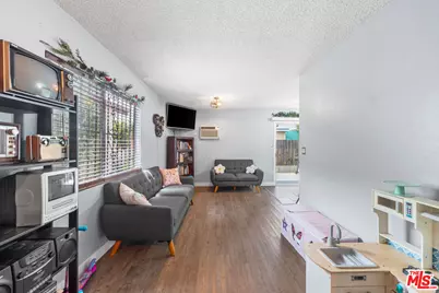 11477 Amboy Ave, San Fernando, CA 91340 - Photo 3