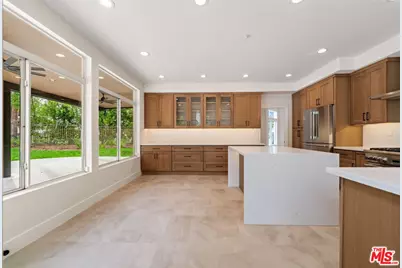 18500 Saint Moritz Dr, Tarzana, CA 91356 - Photo 13