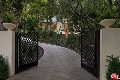 943 Moraga Dr, Los Angeles, CA 90049 - Photo 25