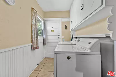 945 W 54th St, Los Angeles, CA 90037 - Photo 15
