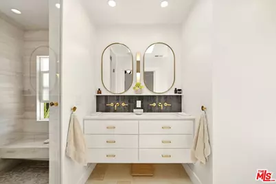 7030 De Longpre Ave, Los Angeles, CA 90028 - Photo 33