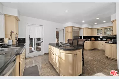 63 Fremont Pl, Los Angeles, CA 90005 - Photo 13