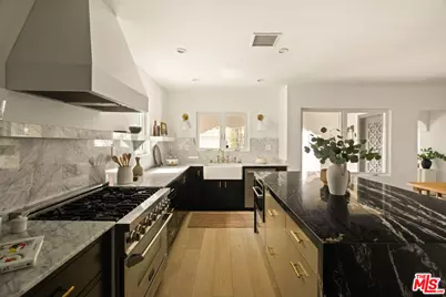 3928 S Bronson Ave, Los Angeles, CA 90008 - Photo 13