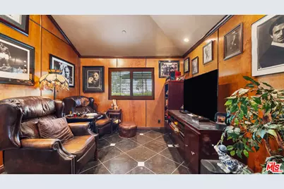 1910 Las Flores Dr, Glendale, CA 91207 - Photo 31