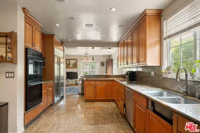 2201 Hillsboro Ave, Los Angeles, CA 90034 - Photo 17