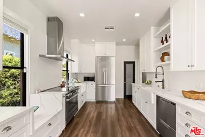 326 W 10th St, Long Beach, CA 90813 - Photo 9