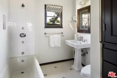 216 Notteargenta Rd, Pacific Palisades, CA 90272 - Photo 41