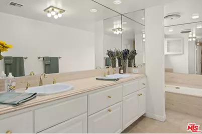 1052 N Kenter Ave, Los Angeles, CA 90049 - Photo 17