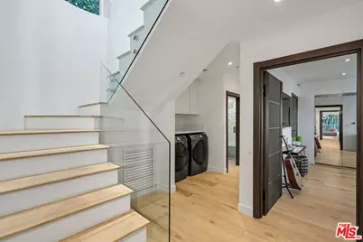 7944 Fareholm Dr, Los Angeles, CA 90046 - Photo 17