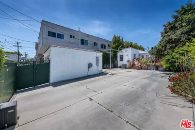 2008 S Bedford St, Los Angeles, CA 90034 - Photo 15