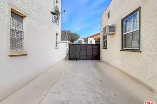 3025 Edgehill Dr, Los Angeles, CA 90018 - Photo 51
