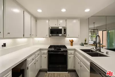 100 Hurlbut St #12, Pasadena, CA 91105 - Photo 5