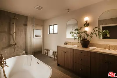580 N Beachwood Dr, Los Angeles, CA 90004 - Photo 19