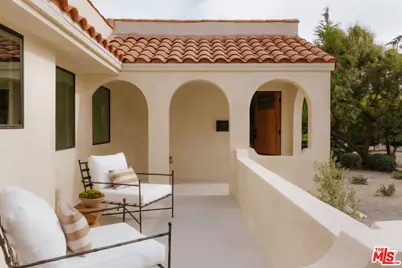 580 N Beachwood Dr, Los Angeles, CA 90004 - Photo 25