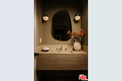 580 N Beachwood Dr, Los Angeles, CA 90004 - Photo 9