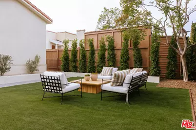 580 N Beachwood Dr, Los Angeles, CA 90004 - Photo 27
