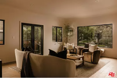 580 N Beachwood Dr, Los Angeles, CA 90004 - Photo 1