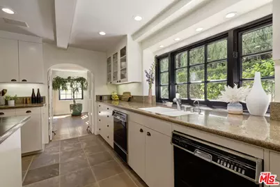 1701 Queens Ct, Los Angeles, CA 90069 - Photo 25